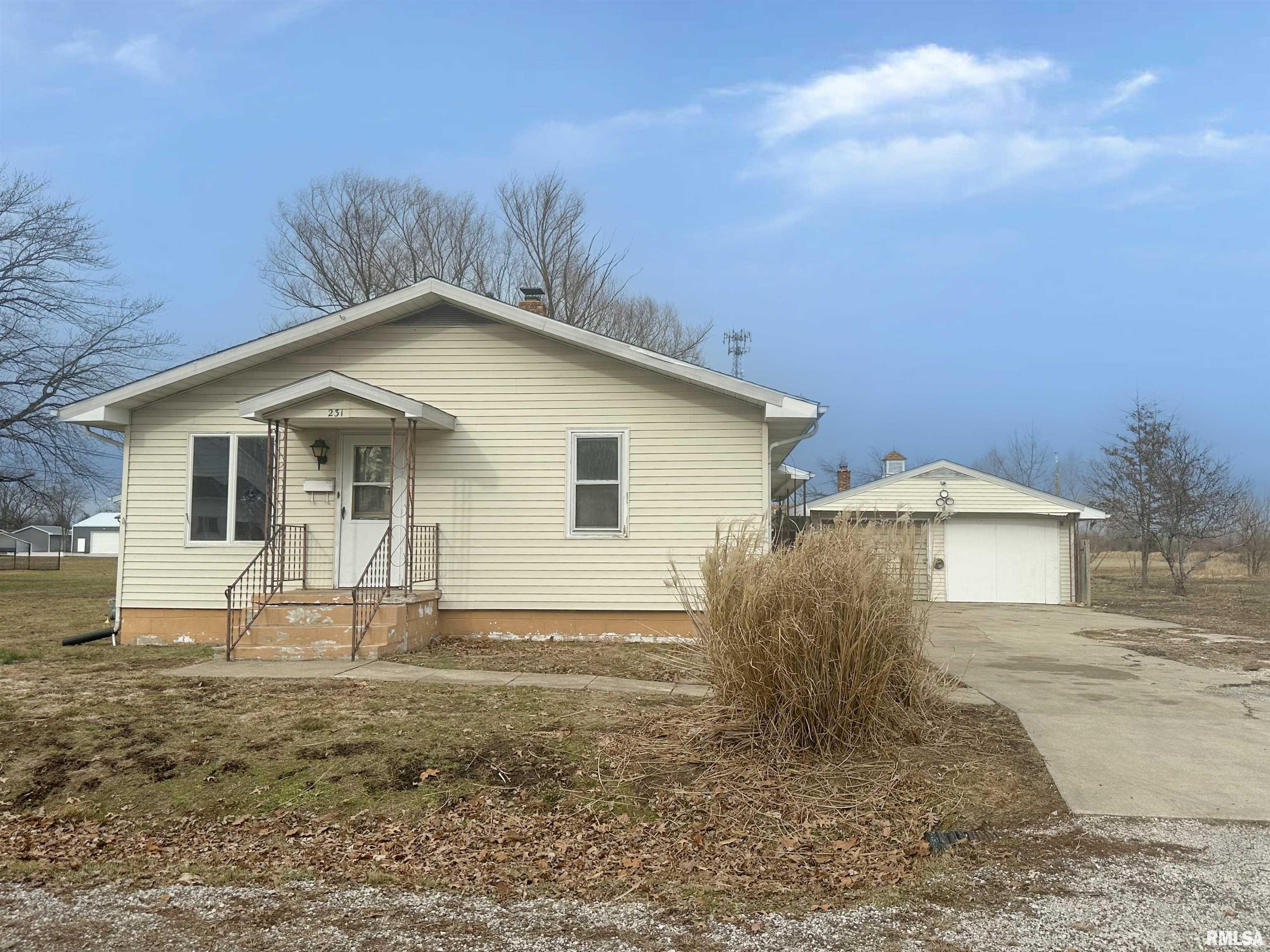 231 East Stoddard Avenue Virden, IL 62690 - Photo 1 of 26