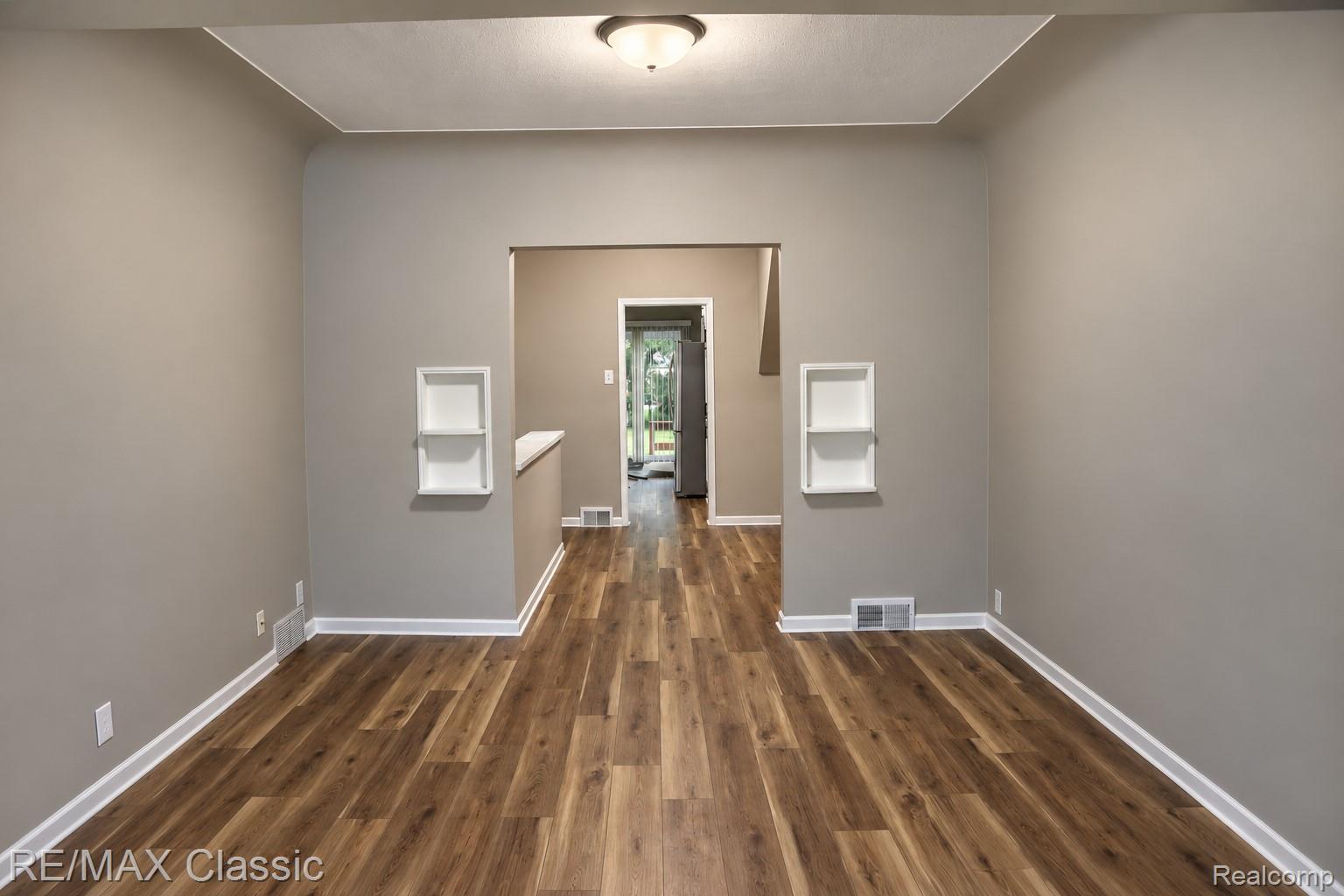 320 South Rochester Road Clawson, MI 48017 - Photo 9 of 44 Beautiful floors with 9 foot ceiling in Living room