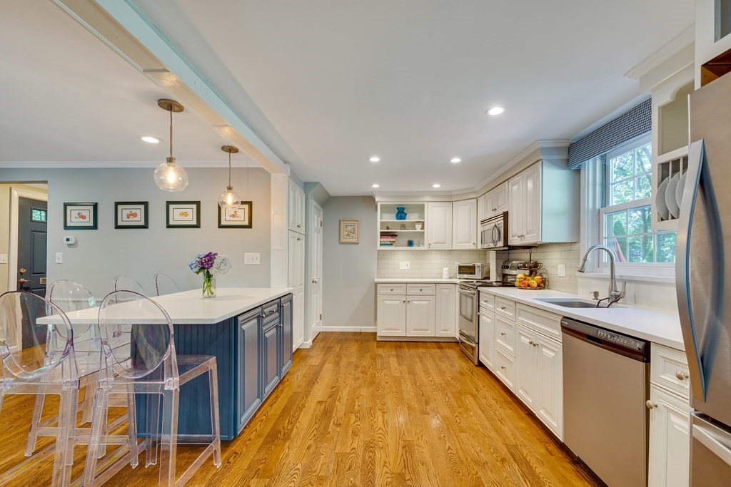 25 Gaskins Road Milton, MA 02186 - Photo 4 of 20 Gallery Image 4