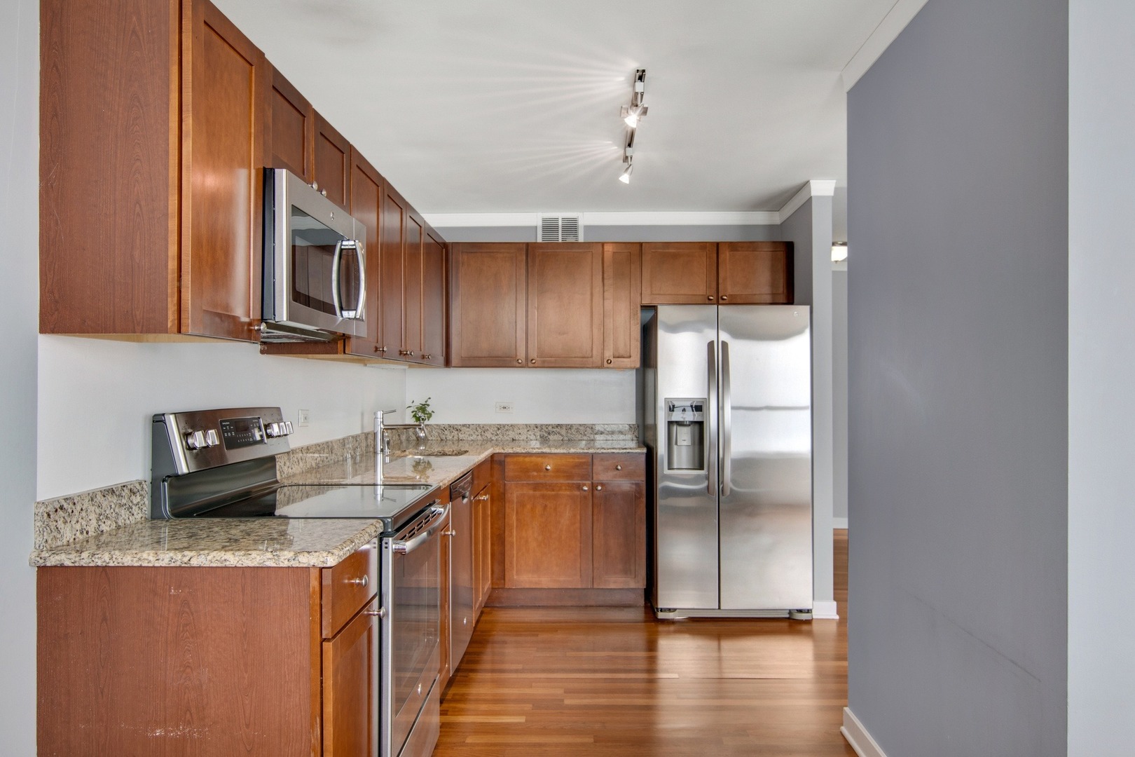 655 West Irving Park Road, Unit 5210 Chicago, IL 60613 - Photo 10 of 27