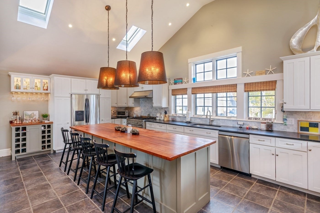 53 Raymond Street Manchester, MA 01944 - Photo 9 of 28