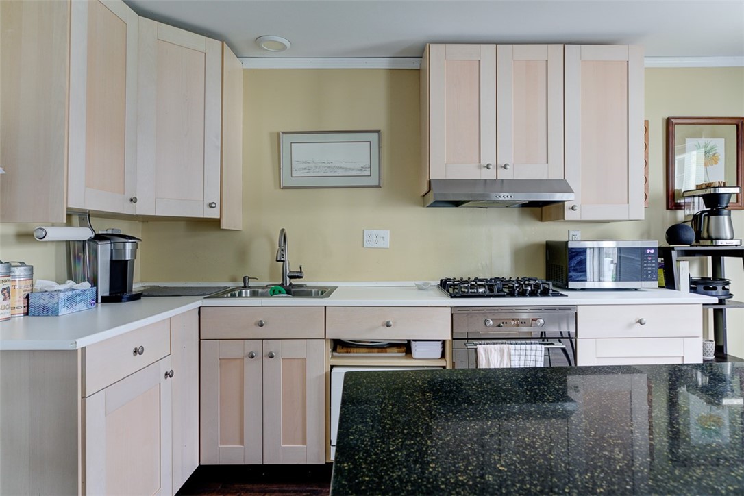 27 Burnside Avenue Newport, RI 02840 - Photo 9 of 22