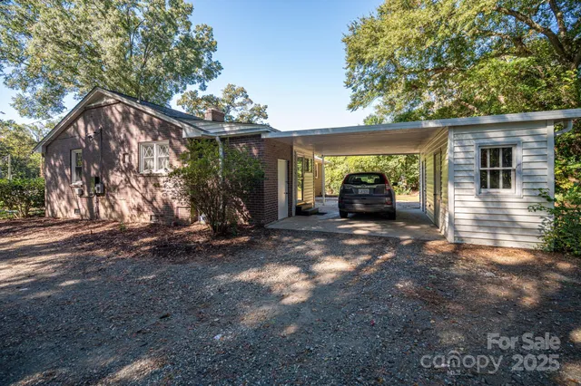 a view of a house with a cars park
