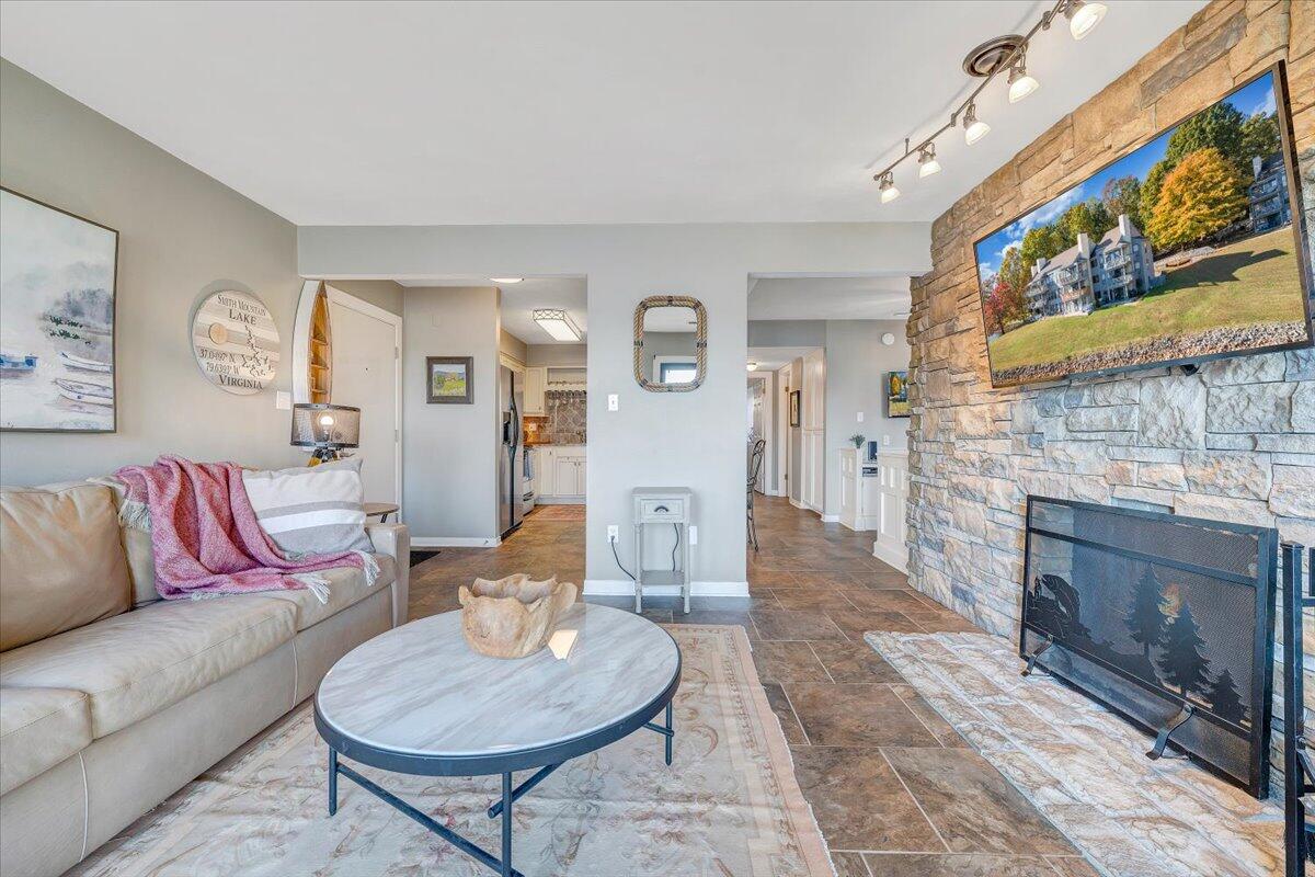 100 Dockside Circle, Unit 201 Moneta, VA 24121 - Photo 13 of 52 11-MIB06031