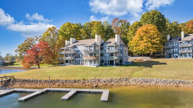 $400,000 | 100 Dockside Circle, Unit 201, Moneta, VA 24121