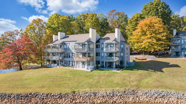 $400,000 | 100 Dockside Circle, Unit 201, Moneta, VA 24121