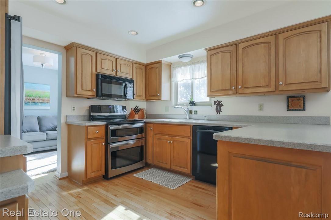 698 Abbey Court Rochester, MI 48307 - Photo 14 of 54 14-Abbey.jpg