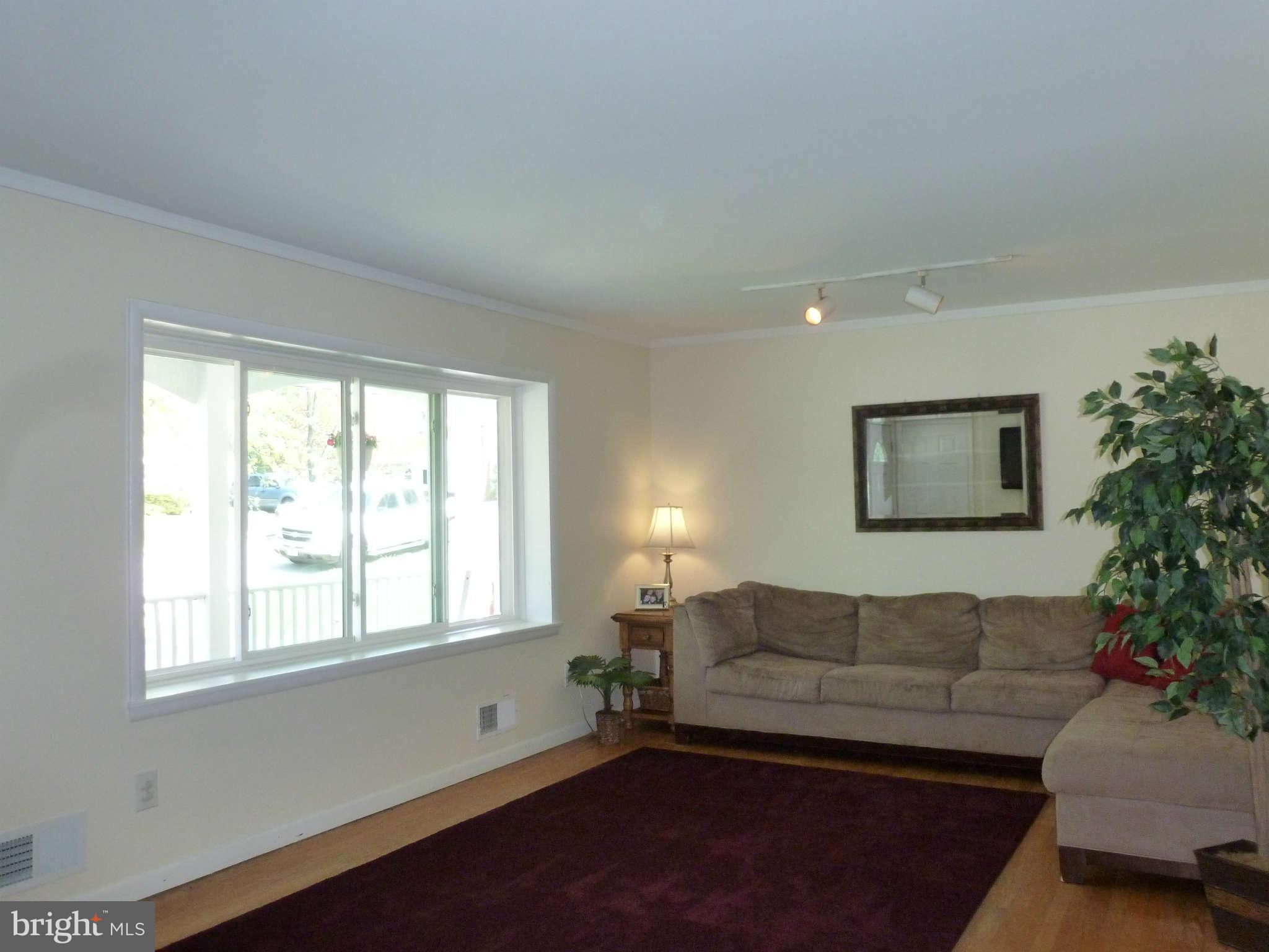 621 Cleveland Road Linthicum Heights, MD 21090 - Photo 7 of 30 Living Room