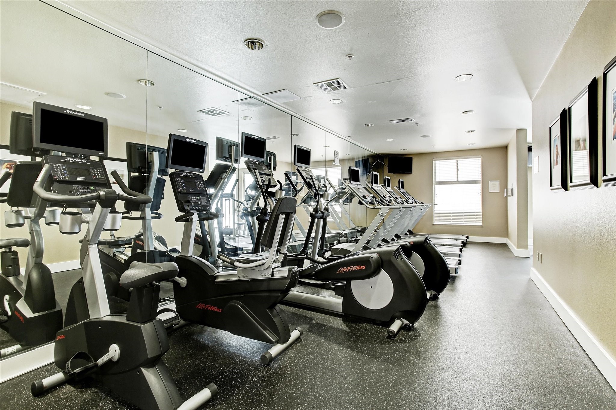3505 Sage Road, Unit 1106 Houston, TX 77056 - Photo 17 of 22 The state-of-the-art fitness center offers a motivating and well-appointed space designed to support an active lifestyle.