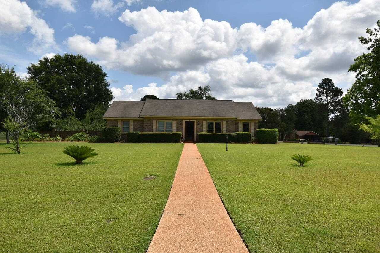 a view of a yard with of a house