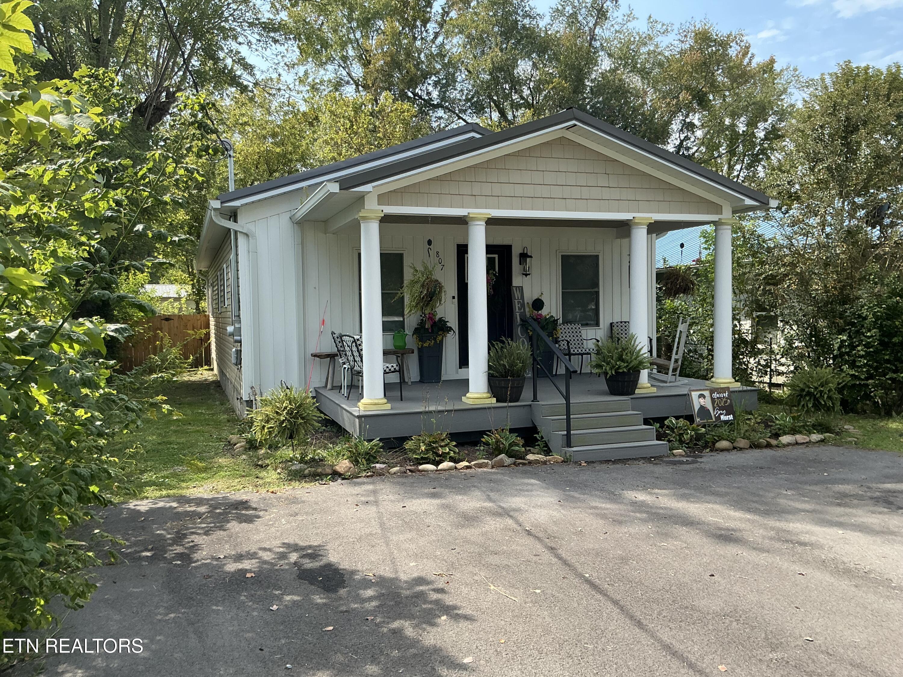 807 Exeter Avenue Middlesboro, KY 40965 - Photo 2 of 35 IMG_2973