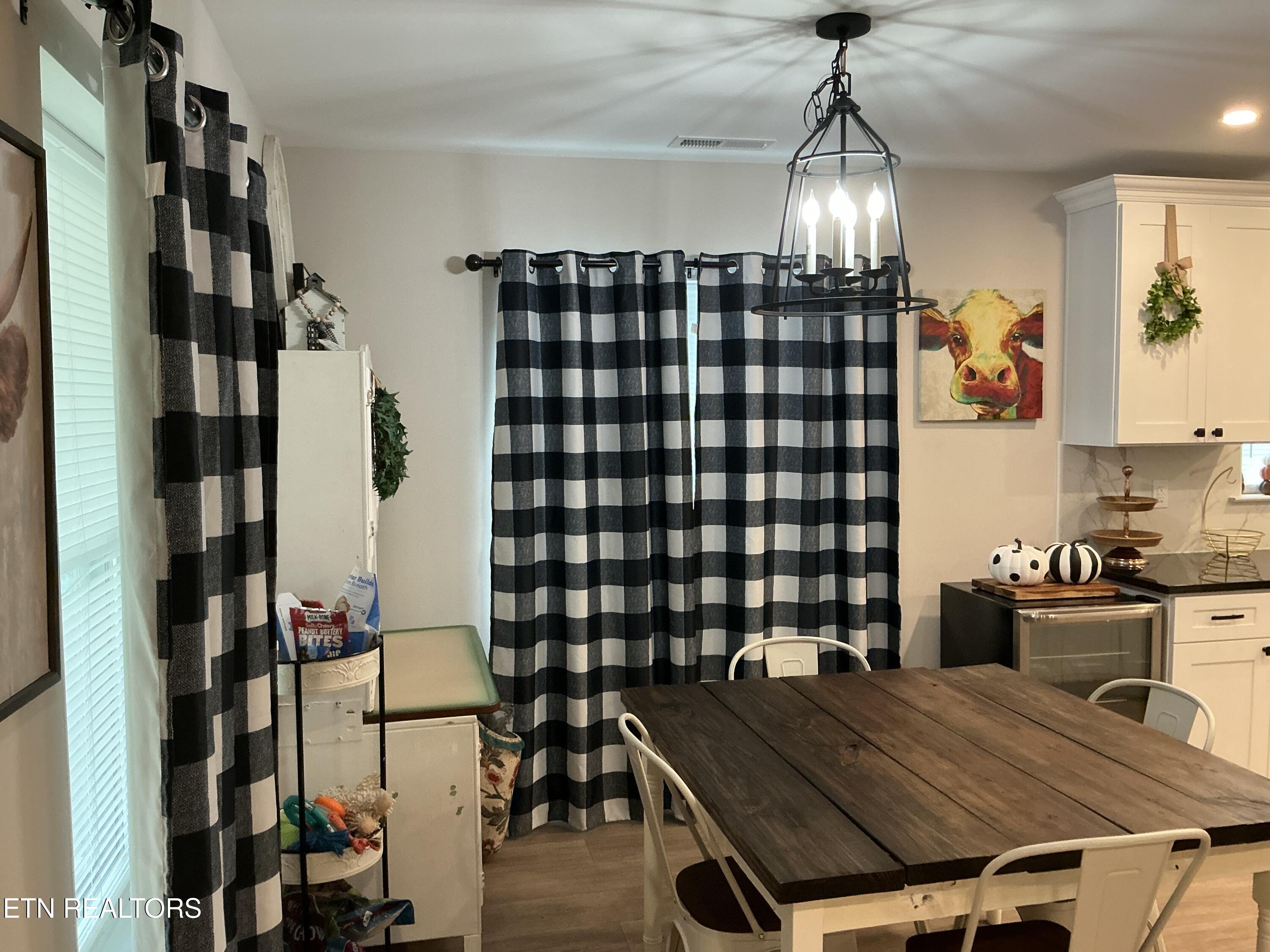 807 Exeter Avenue Middlesboro, KY 40965 - Photo 4 of 35 IMG_2976