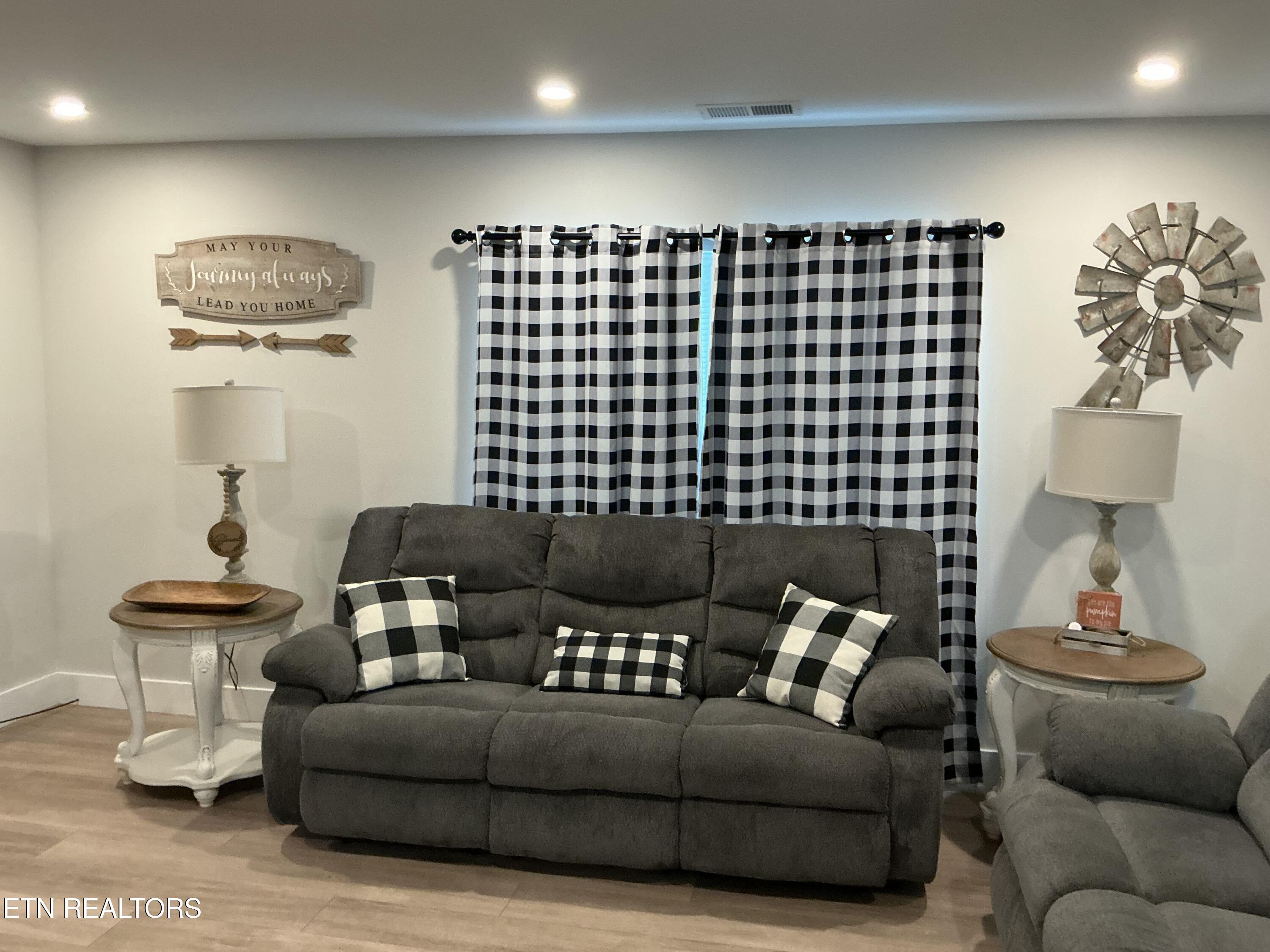 807 Exeter Avenue Middlesboro, KY 40965 - Photo 9 of 35 IMG_2981