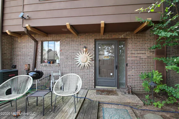 $160,000 | 1255 East County Line Road, Unit L8, Jackson, MS 39211
