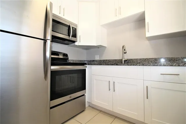 $1,400 | 3001 Bee Ridge Road, Unit 213, Sarasota, FL 34239