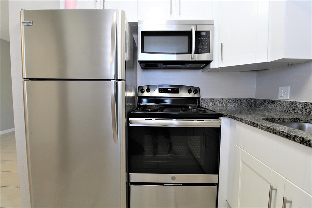 3001 Bee Ridge Road, Unit 213 Sarasota, FL 34239 - Photo 3 of 15