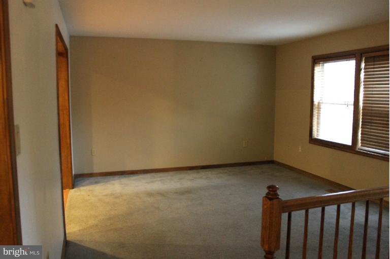 9409 Ridgely Avenue Parkville, MD 21234 - Photo 12 of 18 Living Room