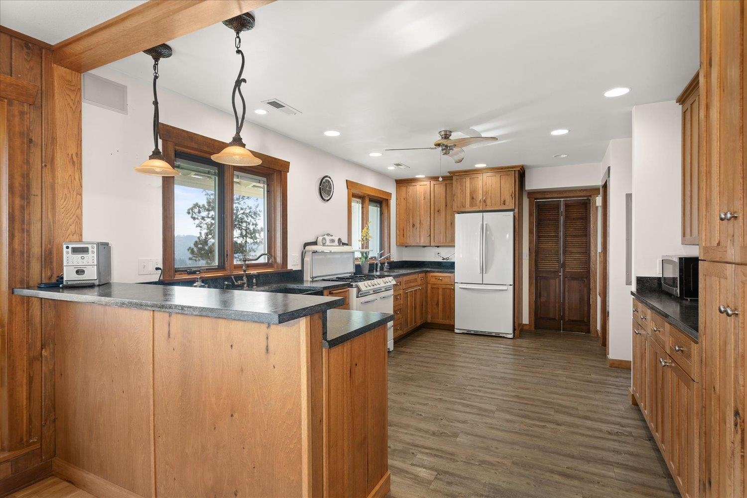 11106 South Freya Road Spokane, WA 99223 - Photo 10 of 50 Gallery Image 10