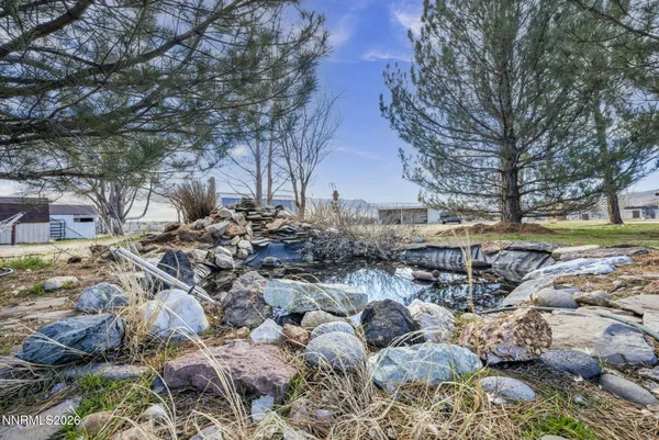a view of a yard with a house