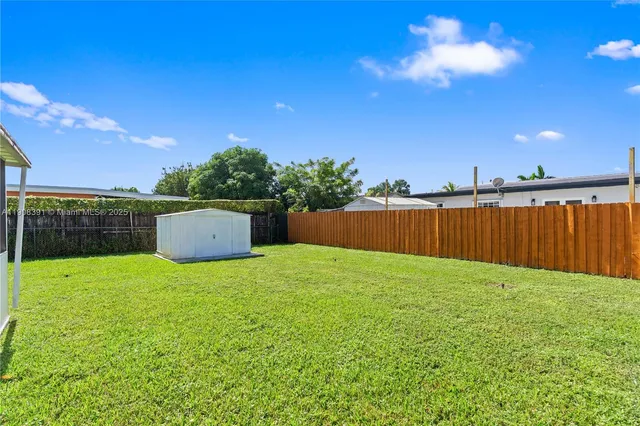 a view of a backyard