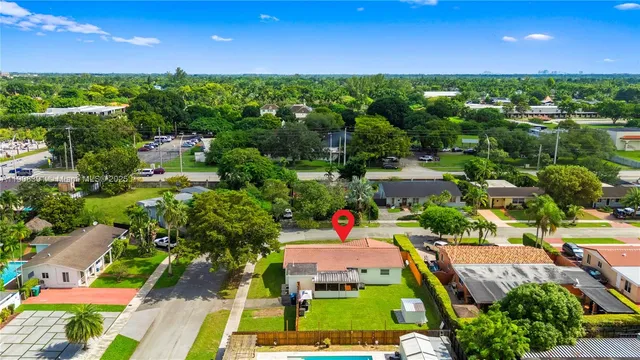 a view of a houses with yard