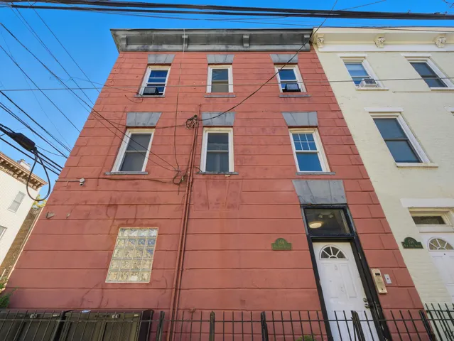 $1,800 | 158 New York Avenue, Unit 1, Jersey City, NJ 07307