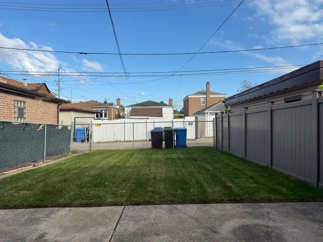 a view of a back yard of the house