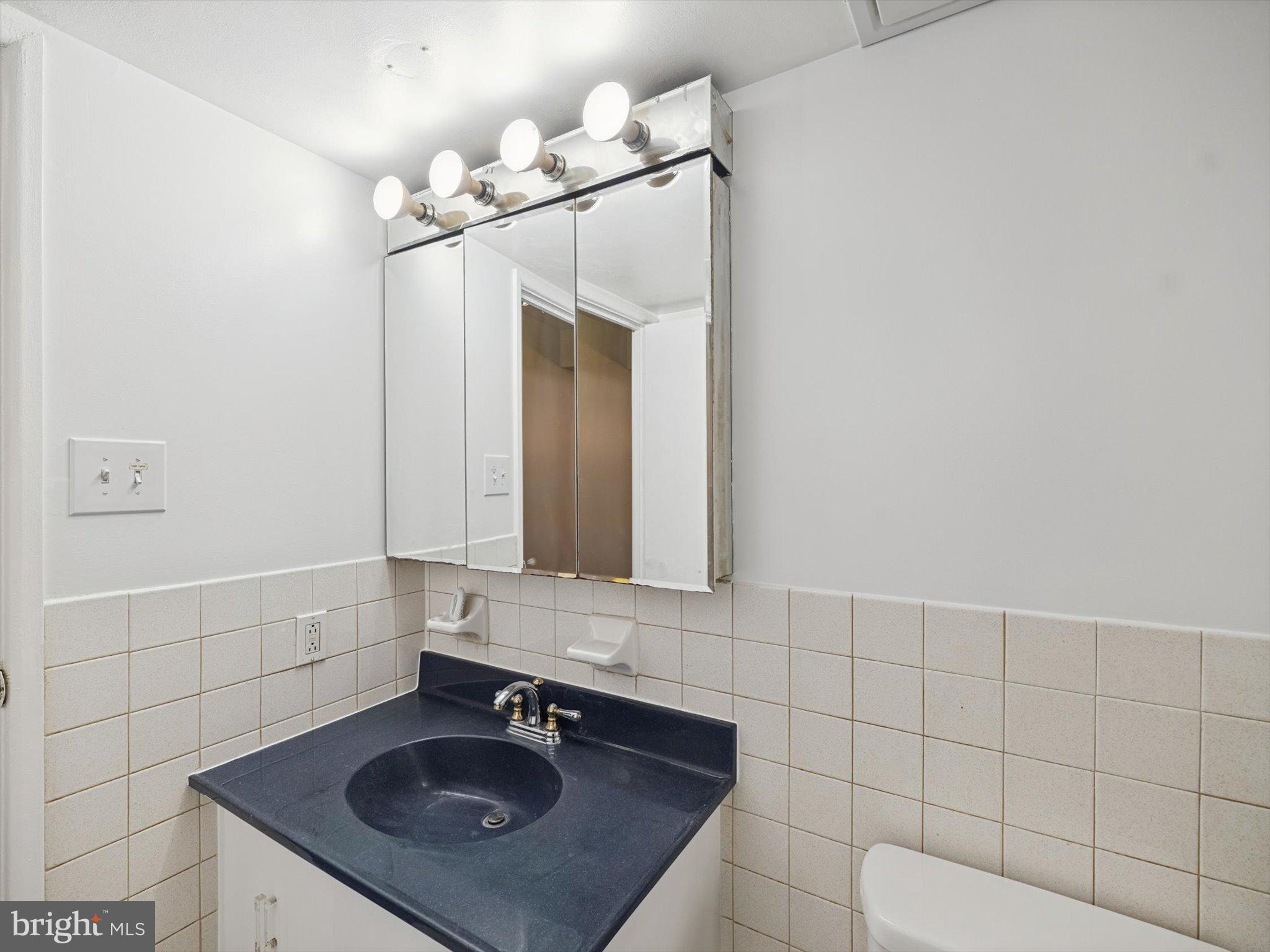 3204 Delaire Landing Road, Unit 3204 Philadelphia, PA 19114 - Photo 27 of 39 Full Hall Bath