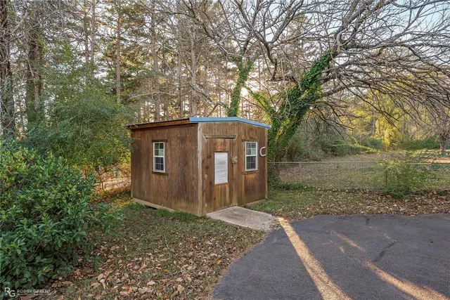 a view of a barn in the middle of a yard