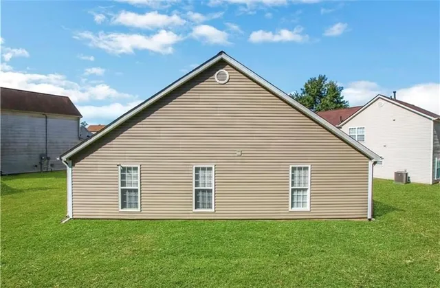 a view of a house with a yard