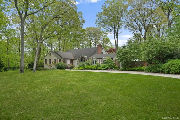 $1,595,000 | 68 Flower Hill Road, Huntington, NY 11743