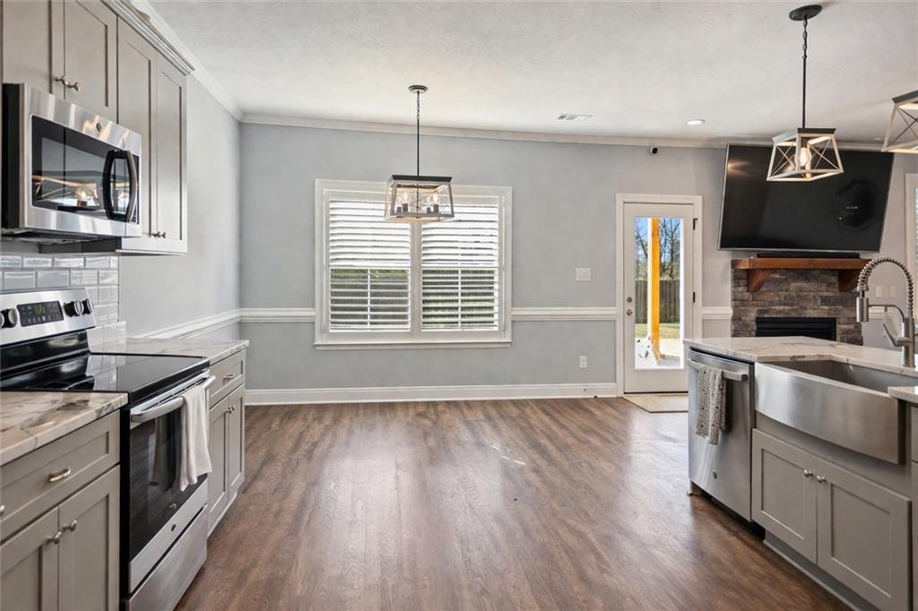 767 Fordham Road Grovetown, GA 30813 - Photo 7 of 32 a kitchen with granite countertop a stove a sink and wooden floor