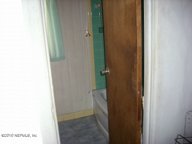 2920 Begonia Road Jacksonville, FL 32209 - Photo 6 of 6 Bathroom