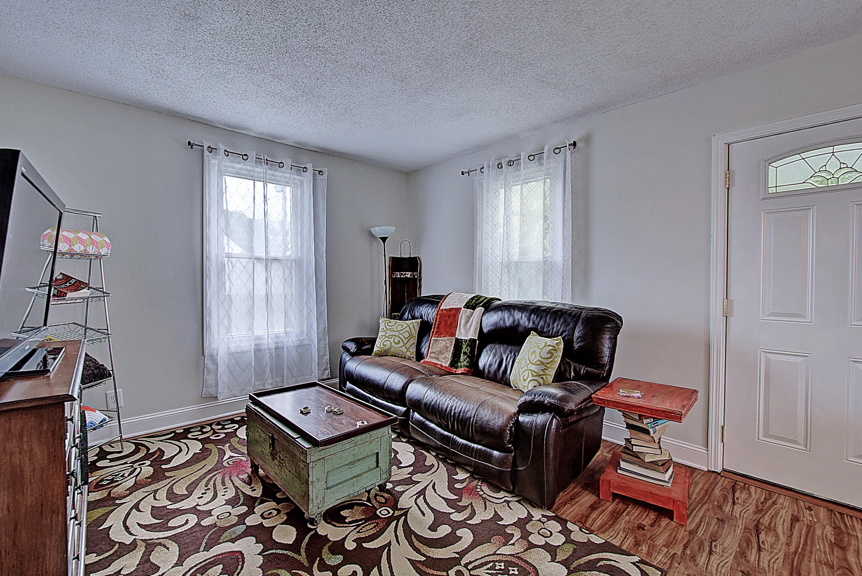 133 South Austin Springs Road Johnson City, TN 37601 - Photo 4 of 30 Living Room