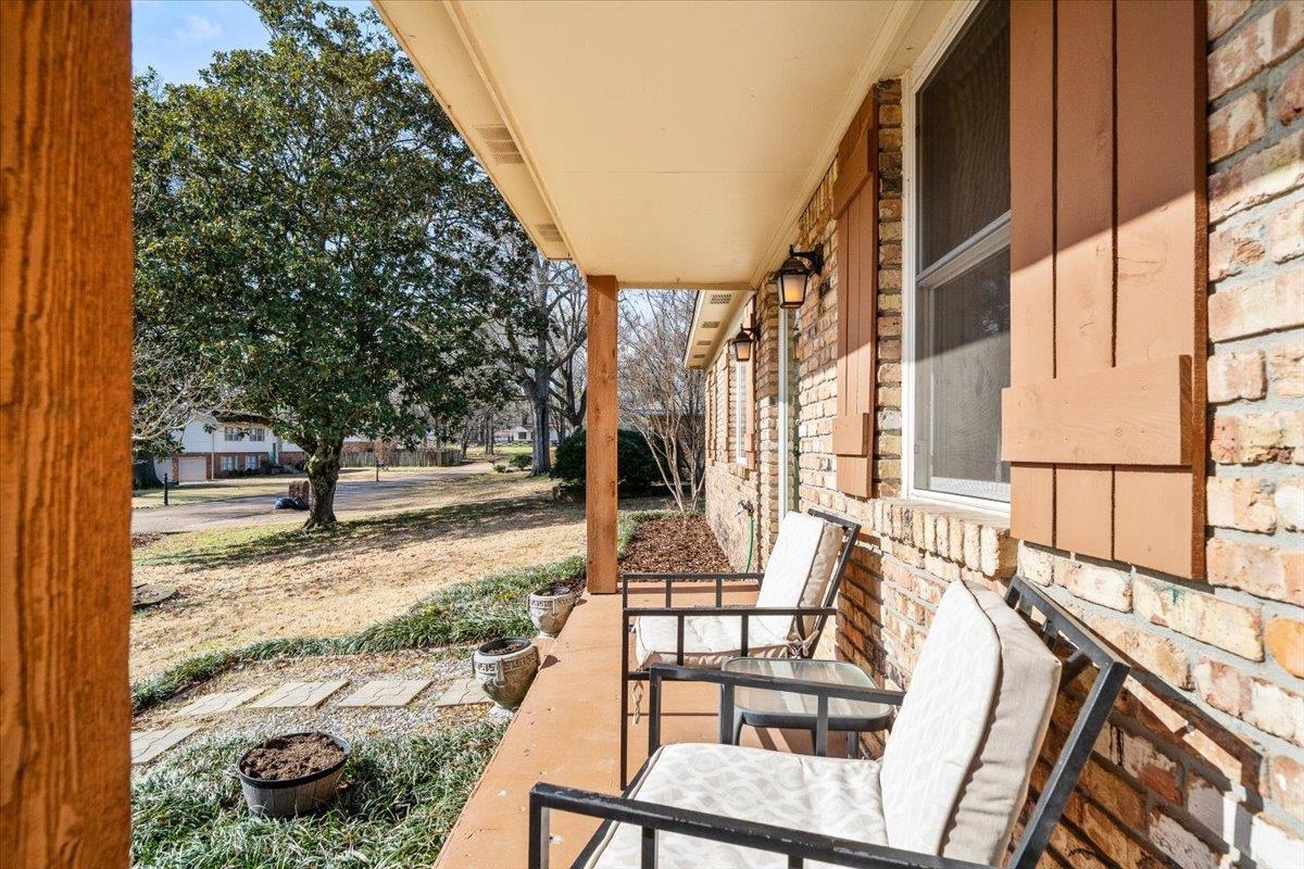 436 Cardinal Drive Collierville, TN 38017 - Photo 2 of 32 a view of a chair and tables in the patio