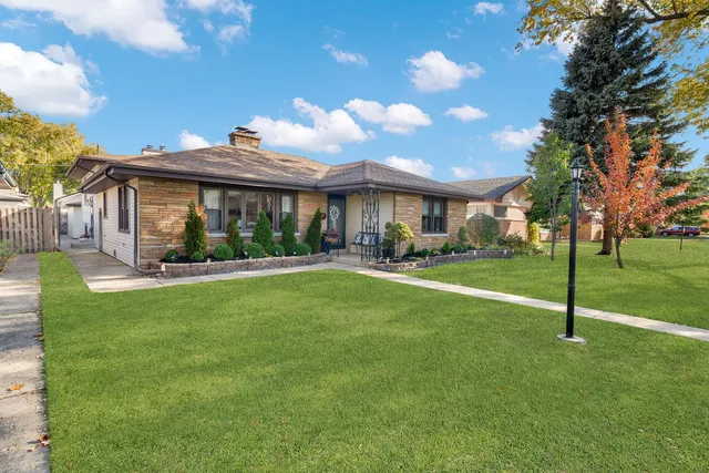 $430,000 | 9111 South 55th Avenue, Oak Lawn, IL 60453