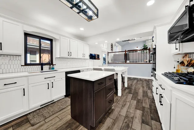 $430,000 | 9111 South 55th Avenue, Oak Lawn, IL 60453