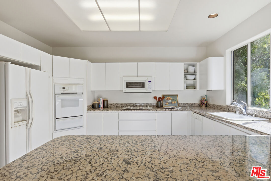 10055 Reevesbury Drive Beverly Hills, CA 90210 - Photo 11 of 36