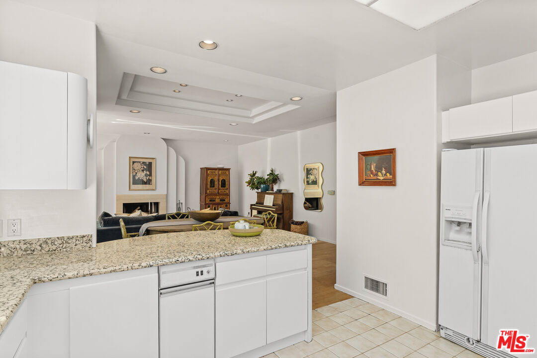 10055 Reevesbury Drive Beverly Hills, CA 90210 - Photo 12 of 36