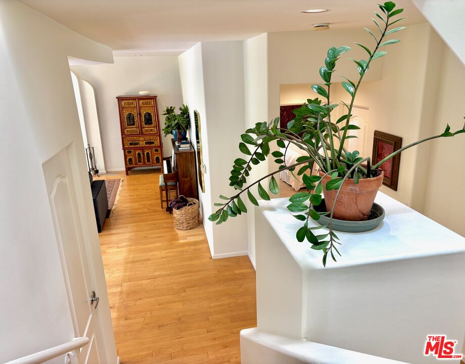 10055 Reevesbury Drive Beverly Hills, CA 90210 - Photo 13 of 36