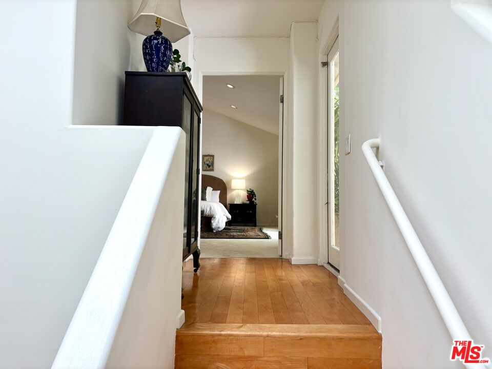 10055 Reevesbury Drive Beverly Hills, CA 90210 - Photo 18 of 36