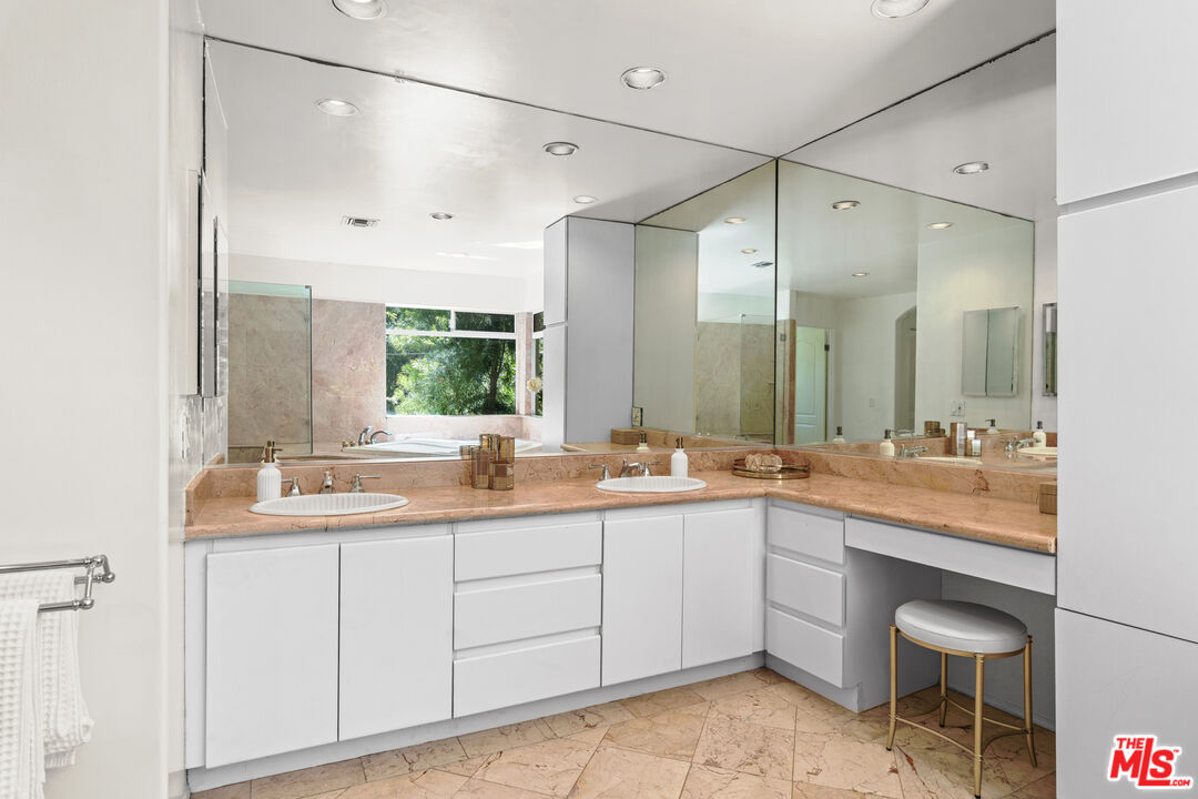 10055 Reevesbury Drive Beverly Hills, CA 90210 - Photo 25 of 36