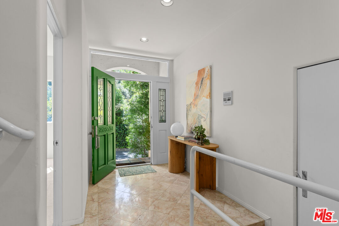 10055 Reevesbury Drive Beverly Hills, CA 90210 - Photo 3 of 36