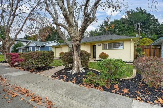 a view of a house with backyard and garden