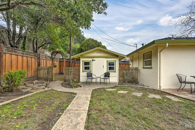 a view of backyard of the house