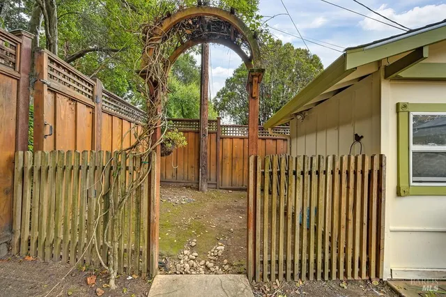 a view of a backyard