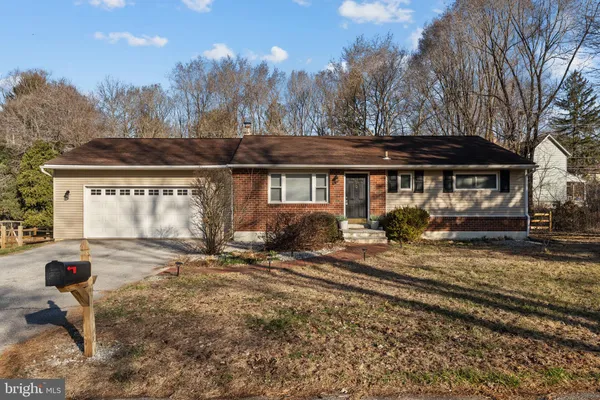 a view of a house with backyard