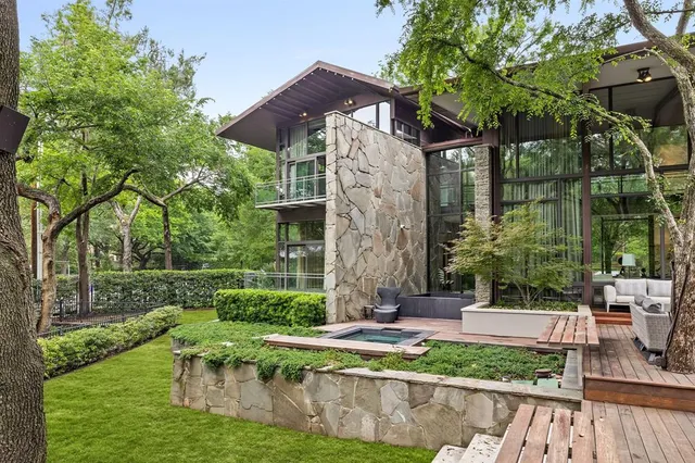 a view of a house with backyard and sitting area