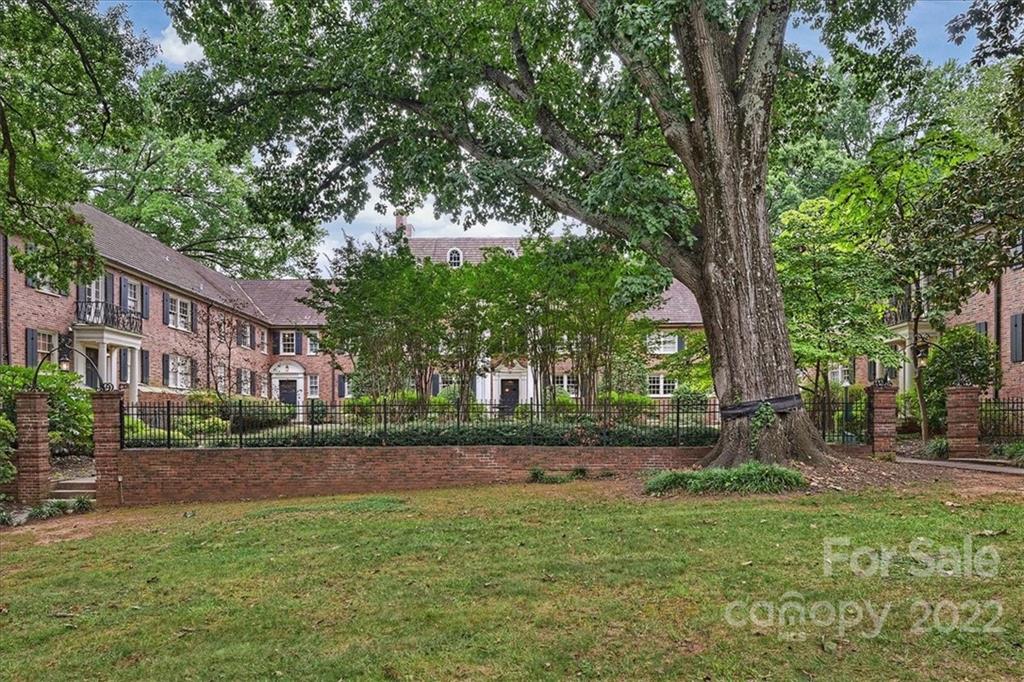 104 Colville Road, Unit 41C Charlotte, NC 28207 - Photo 15 of 22 a backyard of a house with lots of green space