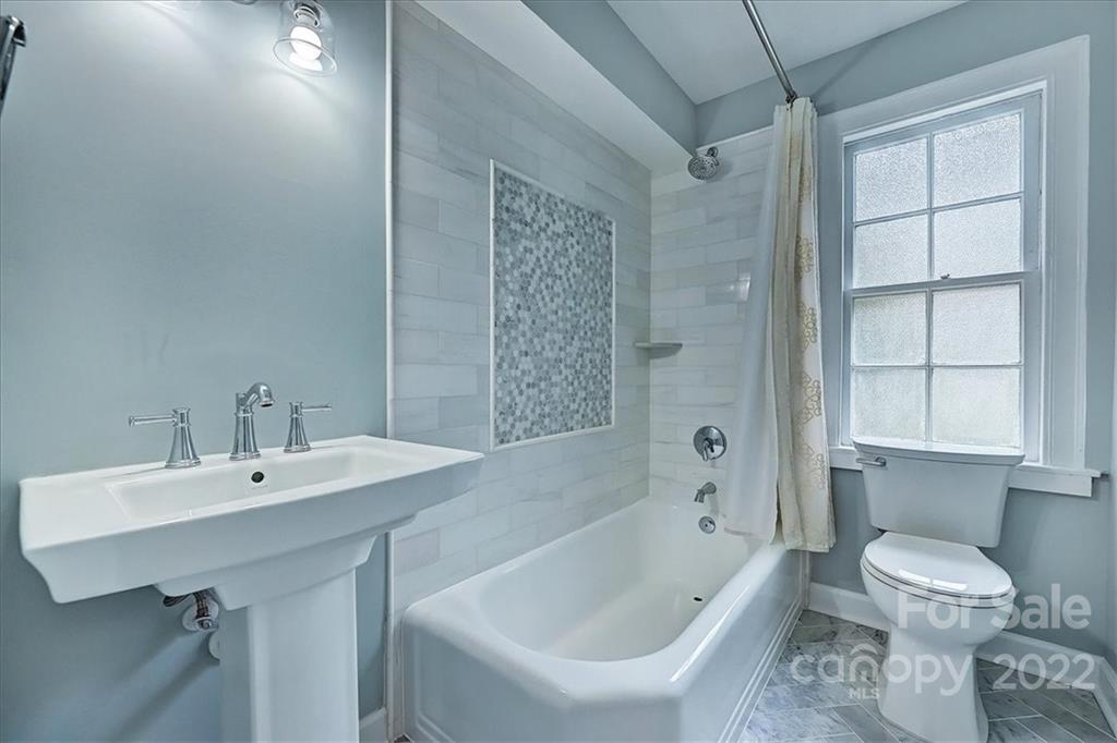104 Colville Road, Unit 41C Charlotte, NC 28207 - Photo 10 of 22 a bathroom with a sink toilet and shower